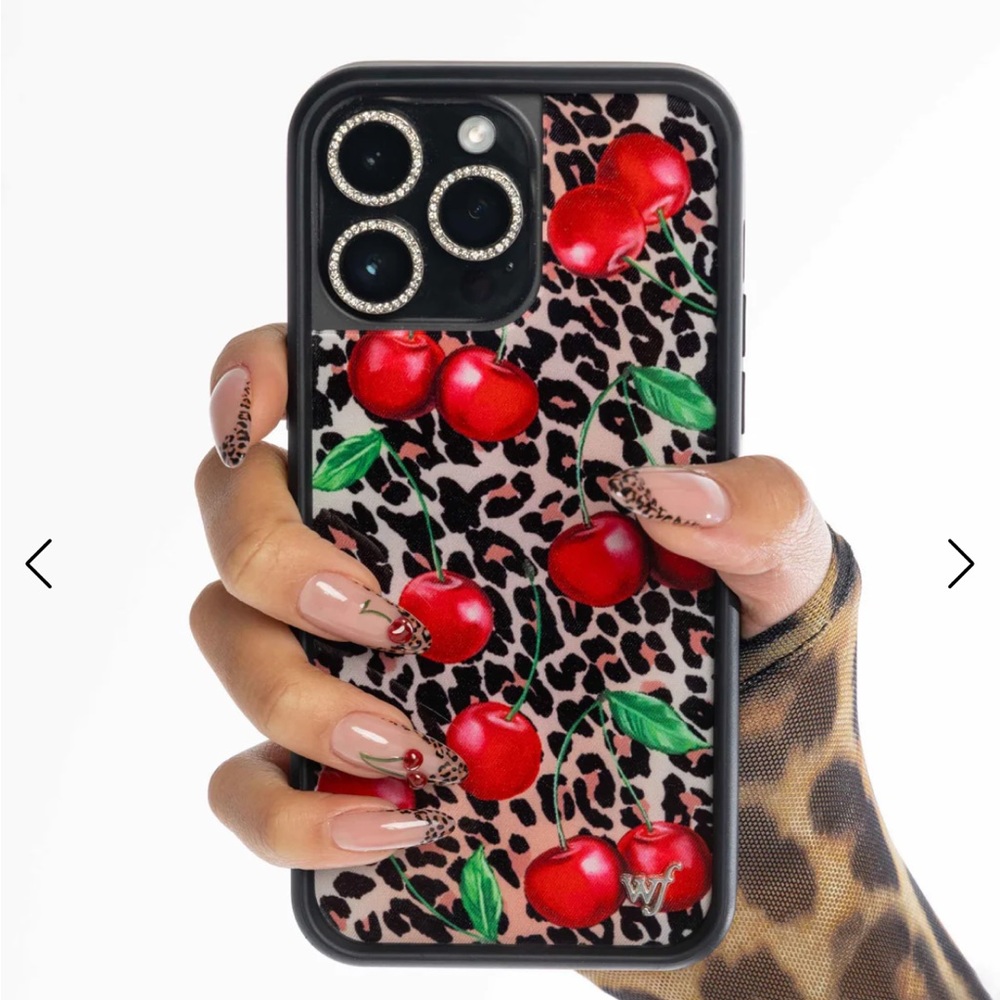 Wildflower iPhone 15 pro ming Lee cherry and leopard case